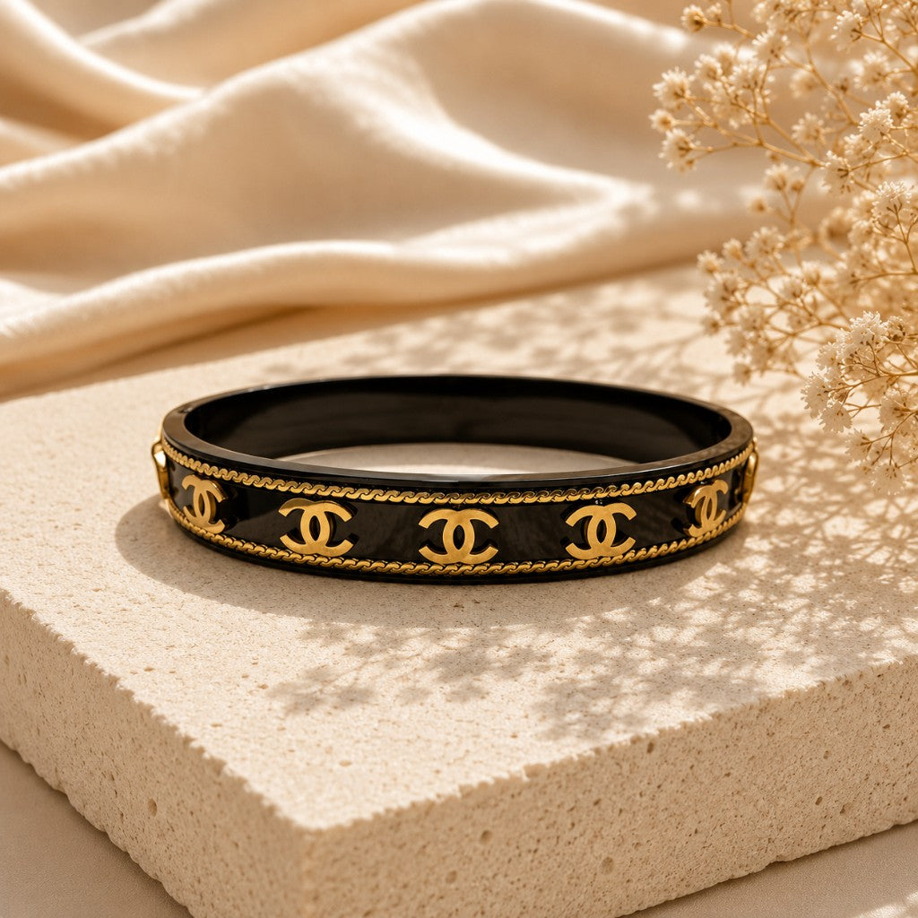 Chanel Μαύρο Βραχιόλι με Χρυσό Λογότυπο CC
