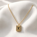 Louis Vuitton Κολιέ με Τετράγωνο Μενταγιόν LV και Ζιργκόν