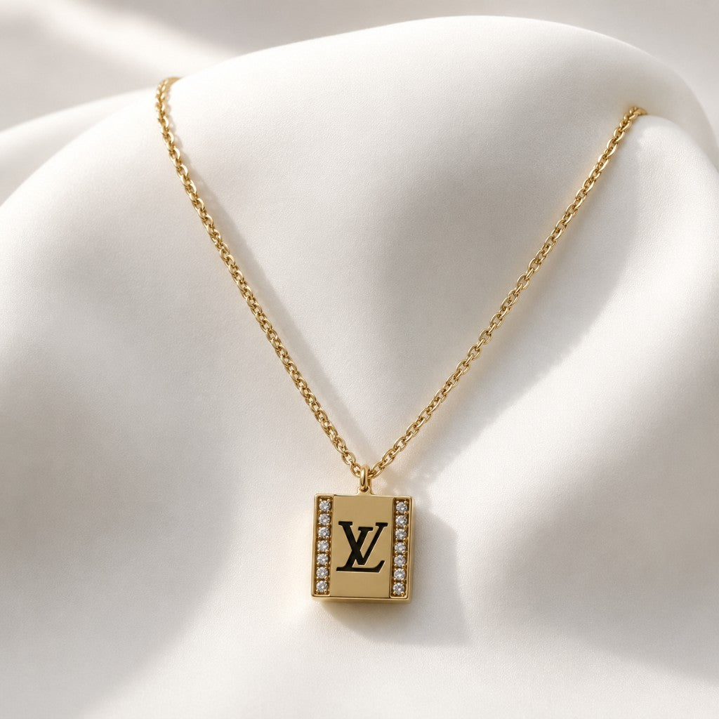 Louis Vuitton Κολιέ με Τετράγωνο Μενταγιόν LV και Ζιργκόν