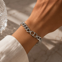 Dior βραχιόλι CD ασημί — λεπτομέρεια στον καρπό