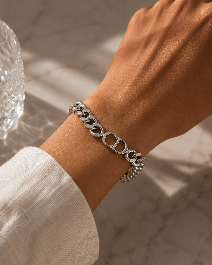 Dior βραχιόλι CD ασημί — λεπτομέρεια στον καρπό